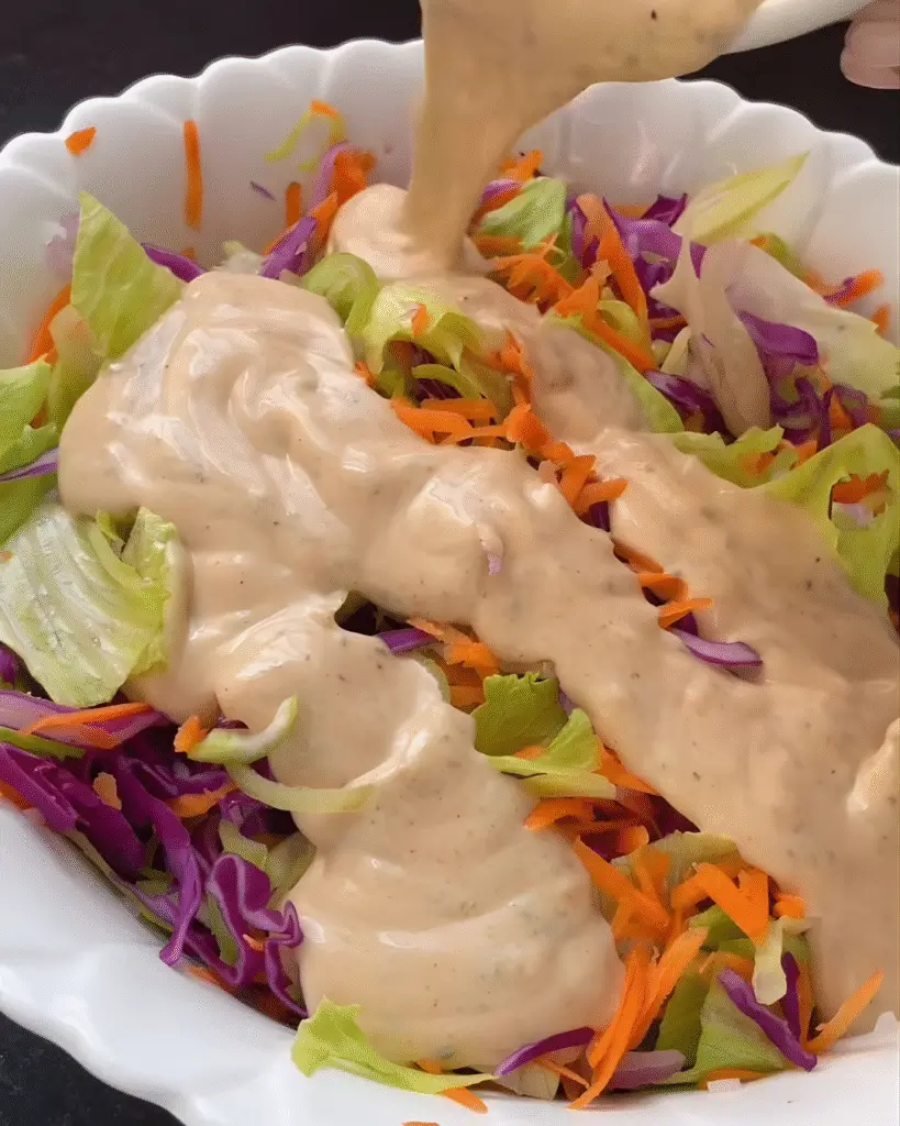 Ensalada fresca con salsa irresistible