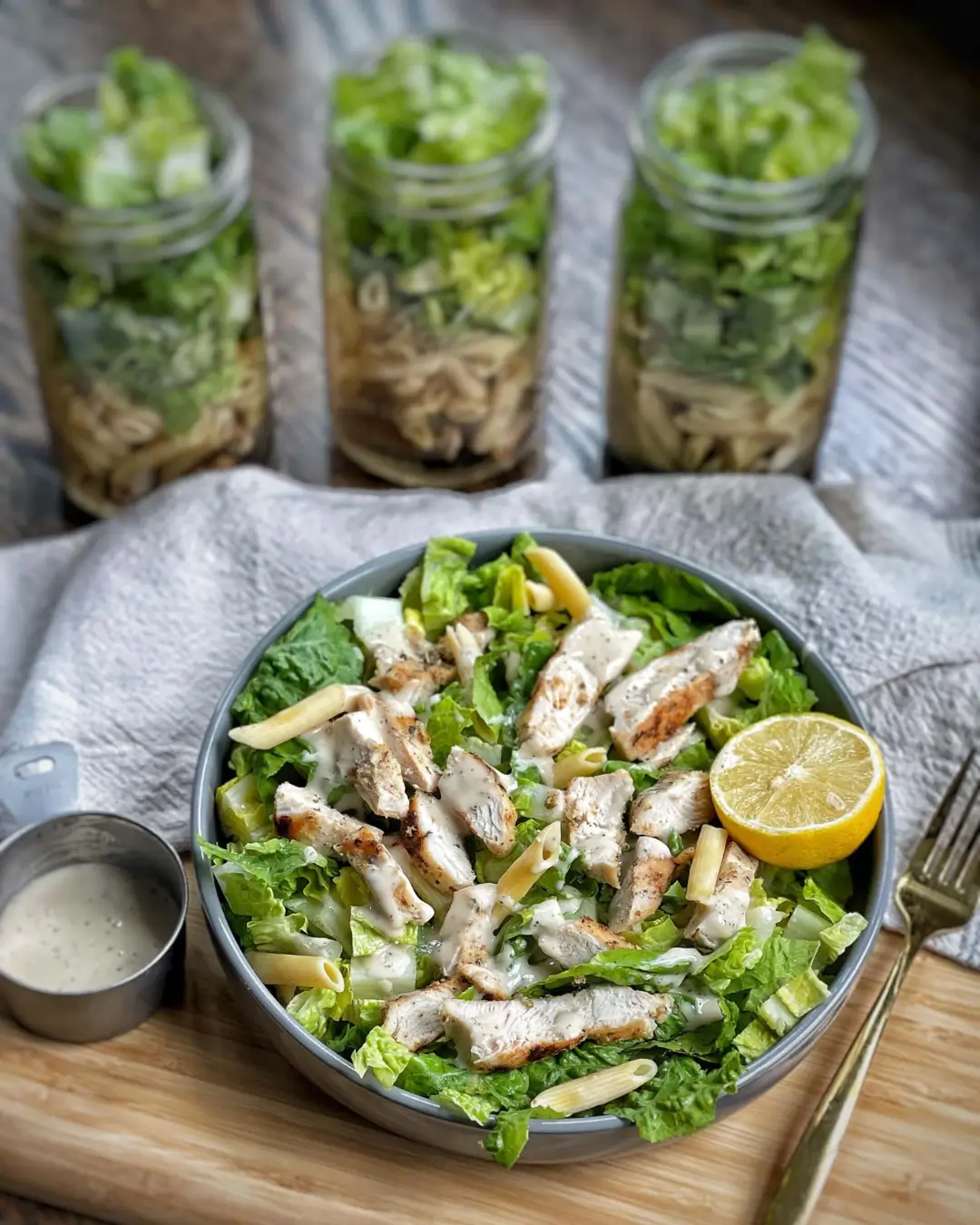 Ensalada César servida con frascos preparados