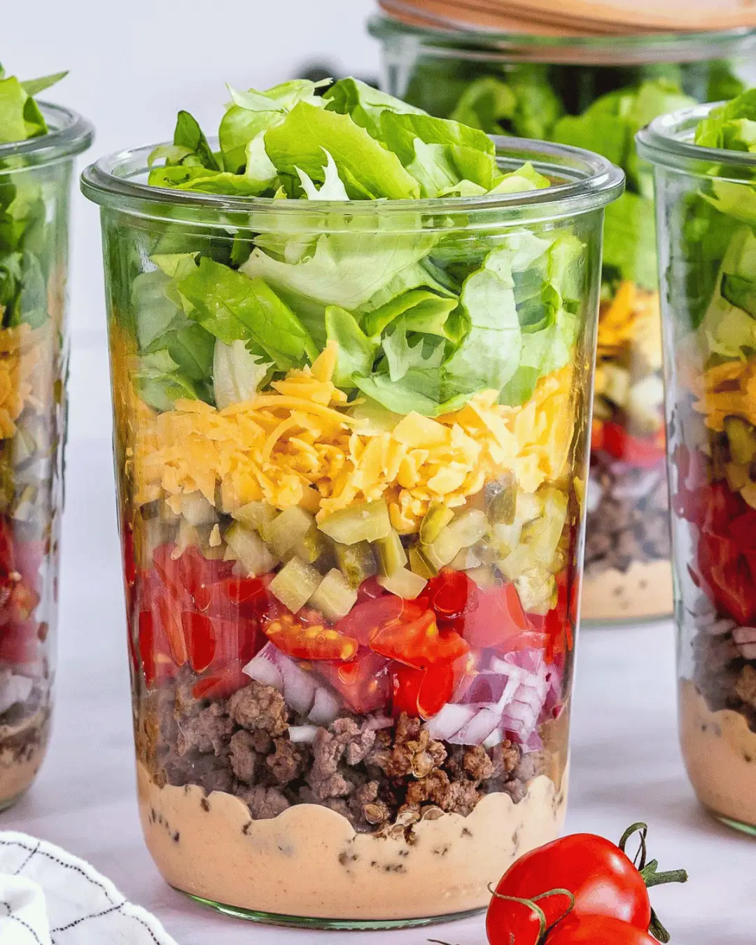 Ensalada en frasco con capas de ingredientes frescos