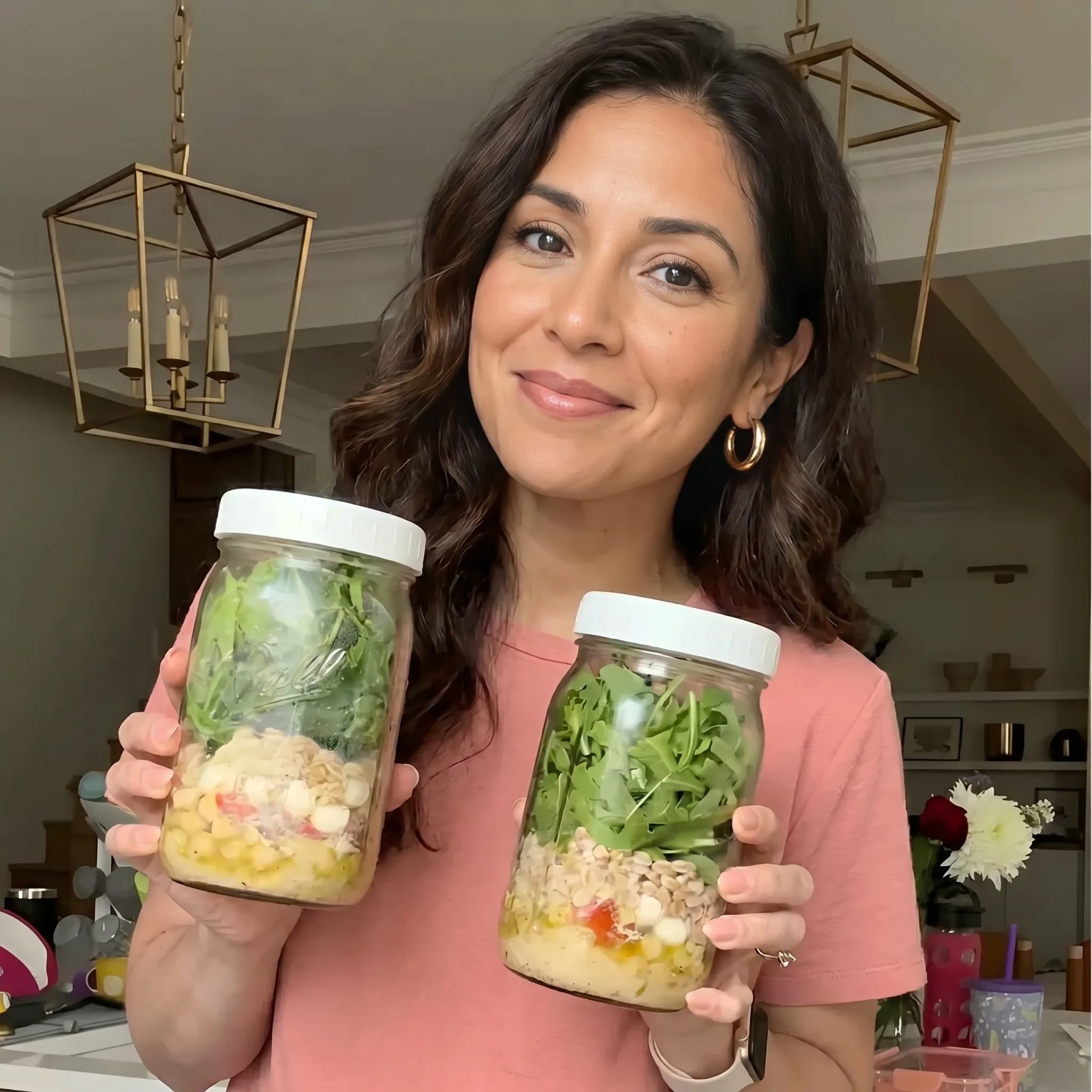 Nutricionista Isabela Torres con ensaladas en frasco